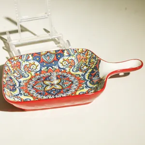 Teglia in ceramica con vivace motivo boho e manico comodo per piatti deliziosi.