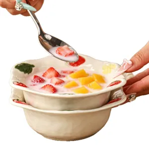 Charmante keramische fruitschaal met aardbeienmotief, ideaal voor dagelijkse yoghurt en dessert.