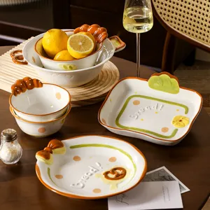 Süßes Keramikgeschirr Set mit kreativem Brot- und Croissant-Design für Küche und Tisch.