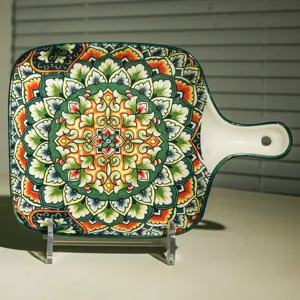 Dettaglio della teglia in ceramica boho con vivace motivo mandala e manico pratico ed utile.