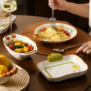 Süßes Keramik Brot Geschirr Set mit Schüsseln und Tellern für den Essbereich und Desserts.