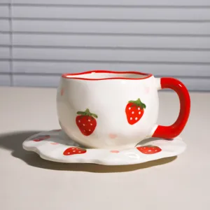 Taza de café de cerámica pintada a mano y platillo lindo diseño de fresa taza para latte