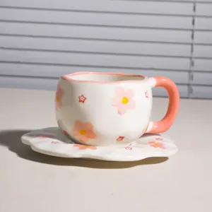 Juego de taza y plato de café de cerámica hecho a mano con bonito diseño de flores rosas.