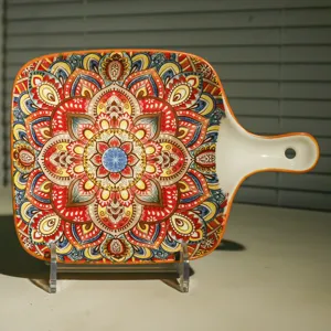 Vista dettagliata della pirofila in ceramica, motivo mandala bohémien colorato, comoda impugnatura.