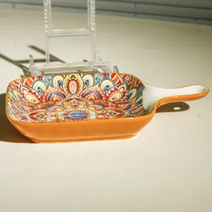 Teglia in ceramica con motivo mandala bohémien e manico, ideale per la preparazione e il servizio.