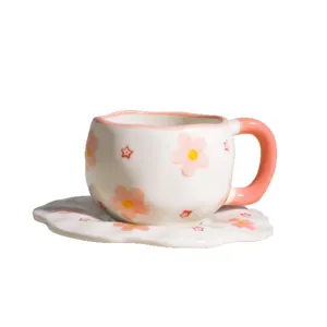 Bonito juego de taza y platillo de café de cerámica con flores rosas, ideal para café con leche.
