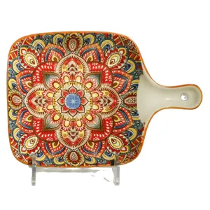Piatto da forno in ceramica stile bohémien con manico, piatto mandala colorato vista principale.