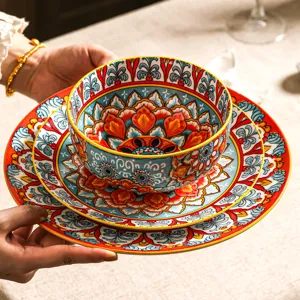 Vista dettagliata del set ciotola e piatto in ceramica, motivo mandala colorato, servizio da tavola.