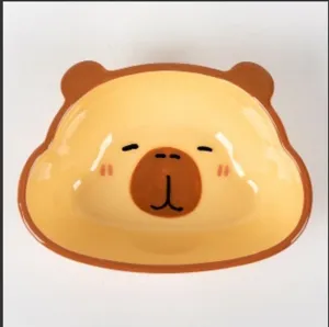 Nahaufnahme des niedlichen Keramikschälchens mit Capybara-Design und süßem Gesichtsausdruck.