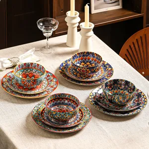 Set da tavola in ceramica boho con vivaci motivi mandala per una cucina raffinata ed elegante.