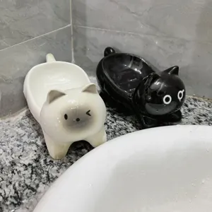 Vista dettagliata del portasapone in ceramica gatto, design con drenaggio per bagno.