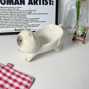 Portasapone in ceramica a forma di gatto, vista dettagliata con design di drenaggio per il bagno.