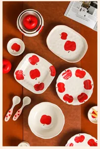 Dettaglio di stoviglie in ceramica con motivo di mela rossa per la cucina e la casa.