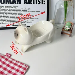 Dettaglio portasapone gatto in ceramica, supporto per sapone drenante animale carino per bagno.