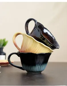 Juego de tazas de café de cerámica creativa con borde festoneado y esmalte degradado.