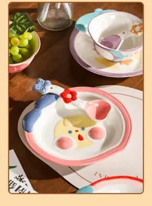 Detaillierte Nahaufnahme des niedlichen Keramiktellers und Löffelsets für Obst und Salat.