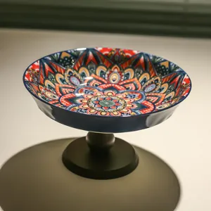 Piattino di frutta in ceramica stile boho, vista dettagliata del vassoio da snack.