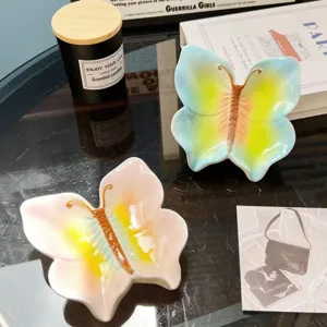 Vue détaillée du plat à savon papillon en céramique esthétique et palette de nail art.