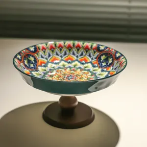 Primo piano della ciotola di frutta in ceramica bohémien con intricati motivi mandala.