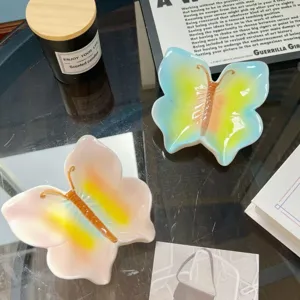 Vue rapprochée montrant le détail du porte-savon papillon en céramique au dégradé élégant.