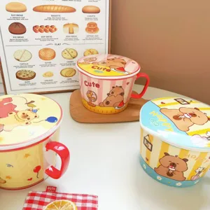 Bonito tazón de cerámica para fideos instantáneos con tapa para desayuno en dormitorio de estudiantes.