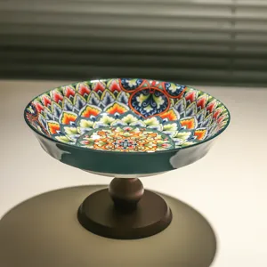 Vista di dettaglio del piatto frutta in ceramica bohémien, motivo mandala, coppa con piede.
