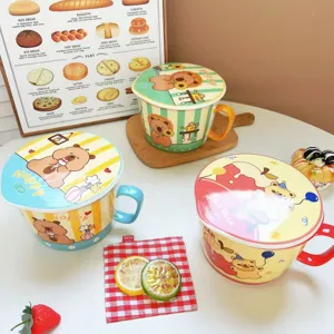 Vista detallada del bonito bol de fideos instantáneos de cerámica con tapa, ideal para estudiantes.