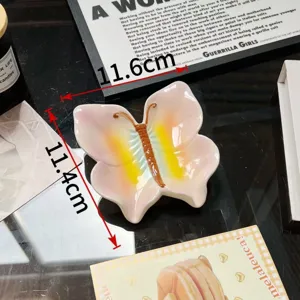 Coupelle papillon céramique dégradée, détail du porte-savon esthétique et palette à ongles.