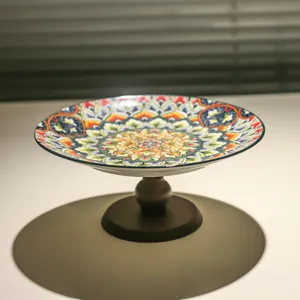 Vista dettagliata del bellissimo piatto da frutta in ceramica con motivi bohemien.