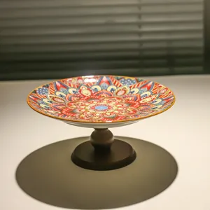 Primo piano dettagliato di un piatto portafrutta in ceramica in elegante stile bohémien.