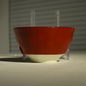 Rot-weiße Keramik Reisschüssel, minimalistische Porzellanschüssel für den täglichen Gebrauch.