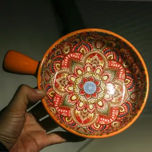 Ciotola da forno in ceramica bohémien con manico, vista dettagliata del motivo mandala.