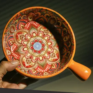 Ciotola da forno in ceramica con motivo mandala bohémien e manico arancione per uso in cucina