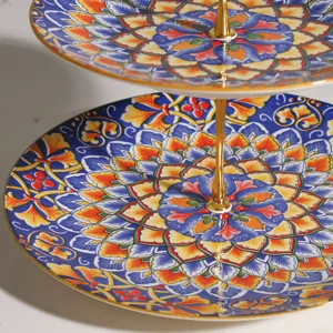 Plato de frutas de cerámica de dos niveles con patrón floral mandala bohemio y varilla dorada.