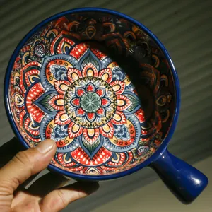 Ciotola da forno in ceramica con manico e motivo mandala bohémien colorato per uso.