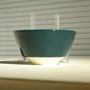 Keramikschale Detailansicht, blaue glasierte Küchengeschirr für die tägliche Mahlzeit.