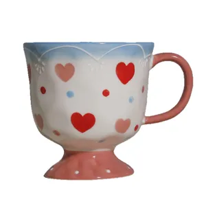 Grosse Keramik Tasse fuer Fruehstueck und Haferflocken mit Herzchen und Punkten im Alltag.