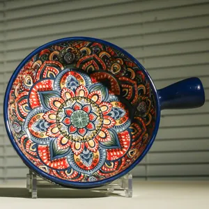 Vista dettagliata della ciotola da forno in ceramica con manico e bel motivo mandala boho.