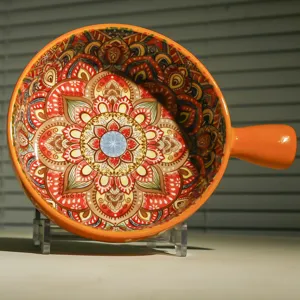 Ciotola da forno in ceramica con manico interno mandala colorato dettaglio da cucina