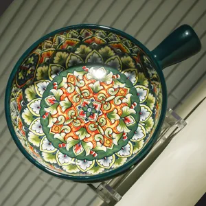 Ciotola da forno in ceramica stile bohémien con manico e motivo mandala colorato per microonde.