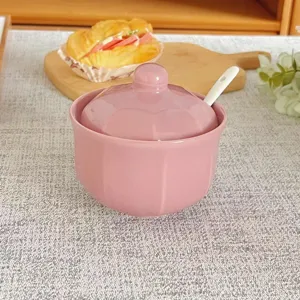 Pot à épices en céramique rose avec couvercle cuillère pour le rangement et cuisine quotidienne.