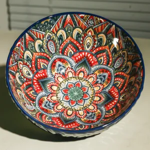 Detailaufnahme der bunten Keramikschale mit filigranem mandala floralen Muster innen.