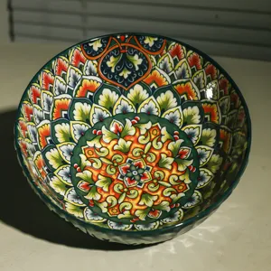 Böhmische Keramikschüssel Detail, bunte Mandala gemusterte Nudel Suppen und Reisschale Küche.