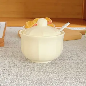 Gros plan sur les détails du pot à épices en céramique, surface émaillée lisse et petite cuillère.