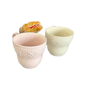 Tazza da caffè in ceramica in rilievo con manico, tazza da latte e d'acqua in stile ins per uso.