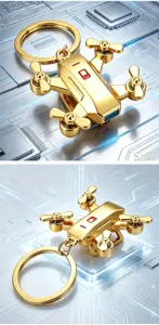 Detailweergave van de gouden mini drone sleutelhanger met draaiende rotors op printplaat.