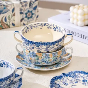 Set ciotola e piattino con doppie orecchie in ceramica sottosmalto con motivo floreale.