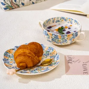 Set di ciotola in ceramica con due manici e piatto floreale vintage francese per caffè e dolci.