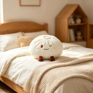 Gros plan détaillé sur le coussin en peluche baozi douce avec une jolie broderie mignonne du visage.