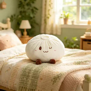 Photo détaillée d'un oreiller en peluche bao moelleux sur un lit confortable, poupée jouet.